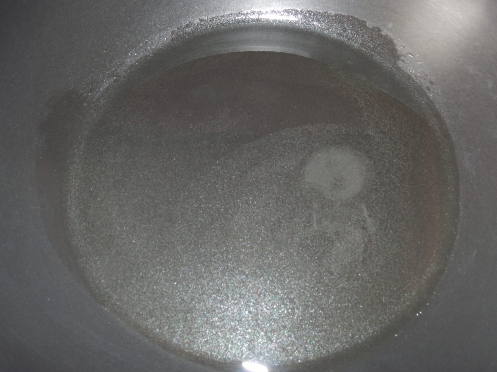 Now put the kadai / fry pan on the gas. Add 2 tbsp of oil in kadai / fry pan.