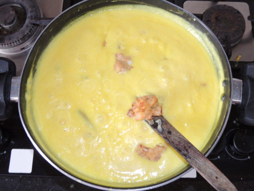 Once mixture starts boiling after that add strained pakoda in the mixture of kadai.