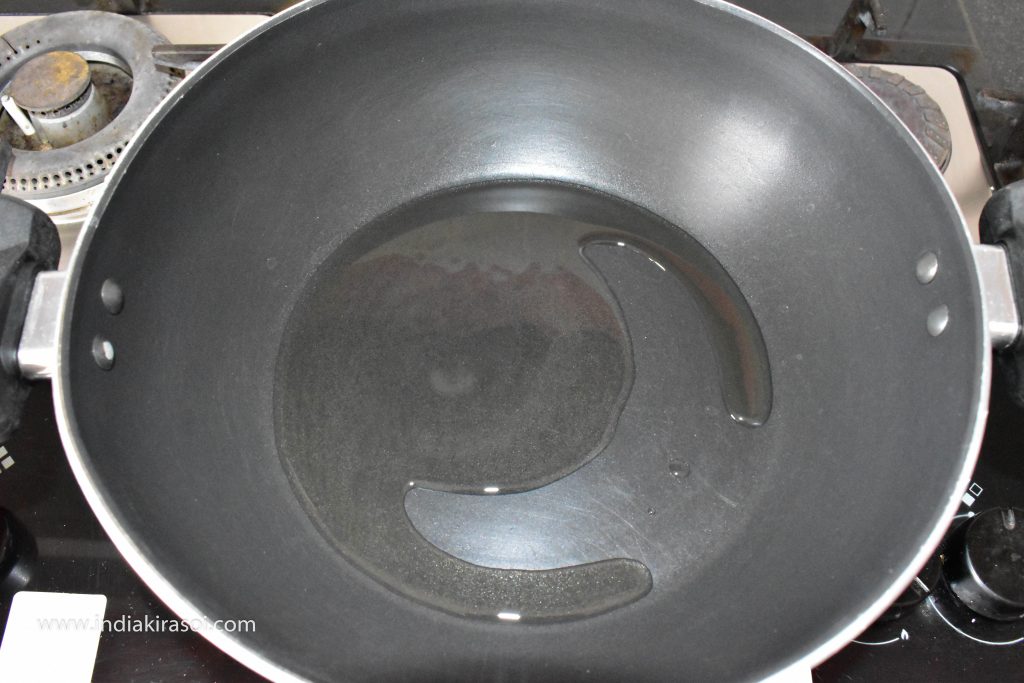 Put 2 to 3 tablespoons of oil in the kadai / pan.