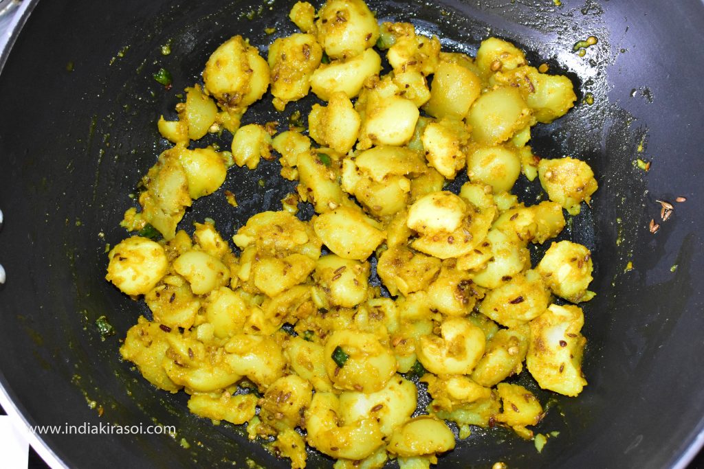 Mix the potatoes in the spices. Now cook the potatoes for 3 to 4 minutes.