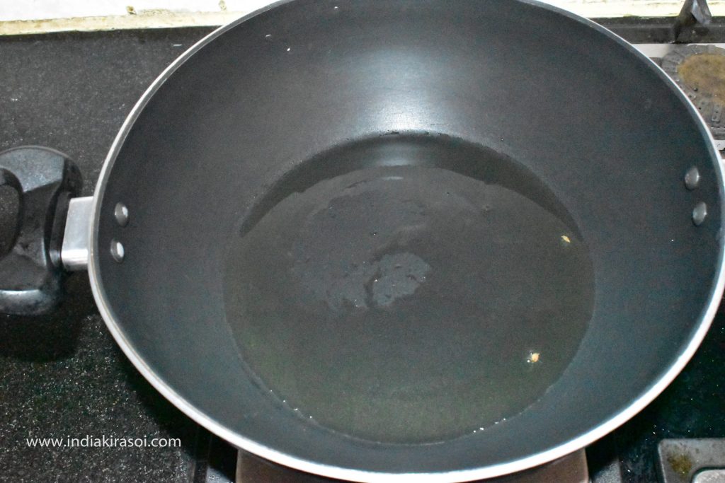 Put 1 teaspoon oil in the kadai / pan.