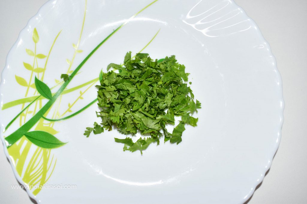 Cut approximately 2 tablespoons of green coriander leaves.