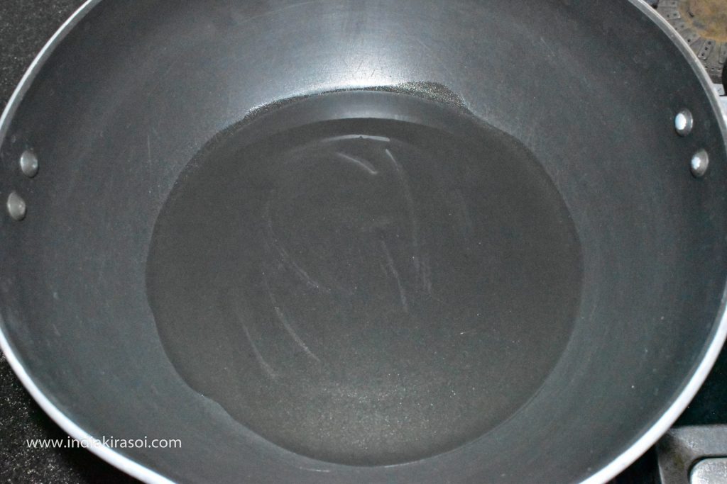 Add a spoon of oil to the kadhai/ fry pan.