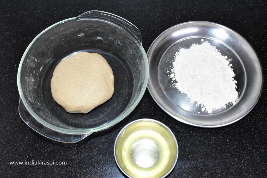Now take the flour dust in a plate, take 7 to 8 teaspoons of oil in a bowl along with it.