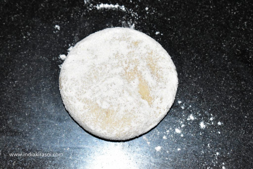After this, apply a little flour dust on the dough and roll it to make 4 inch disc.