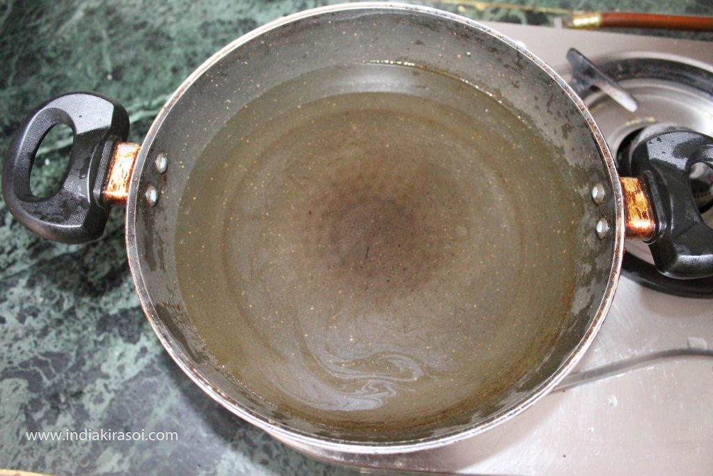 Now put 6 cups of water in a large pot or kadhai and add 1 kg of sugar along with it to the gas.