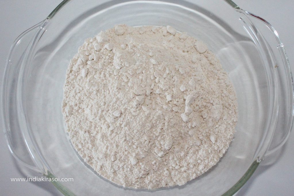 Take about 20 teaspoons of flour in a bowl.