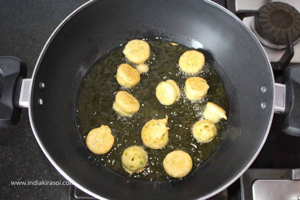 As soon as the pakora's/dumplings are added to the oil, the pakora's/dumplings will start to fritters.