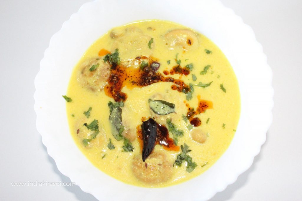 Besan Pakora Kadhi is a very quick recipe. If you are full of food by eating lentils and vegetables every day and want to eat something good and light, then Pakora Kadhi is the best option for you. Kadhi on one side is light for the stomach, while the curd is also light for the stomach. If you want to make Besan Pakora Kadhi, follow the method given below...