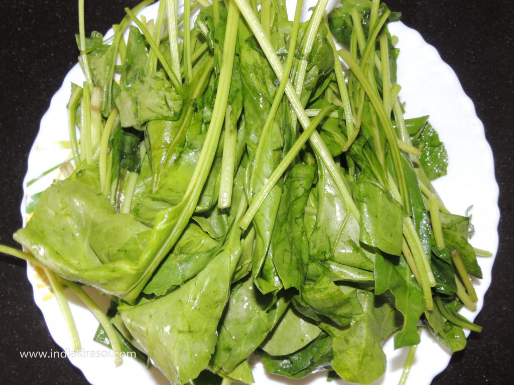 Remove the water from the spinach thoroughly.