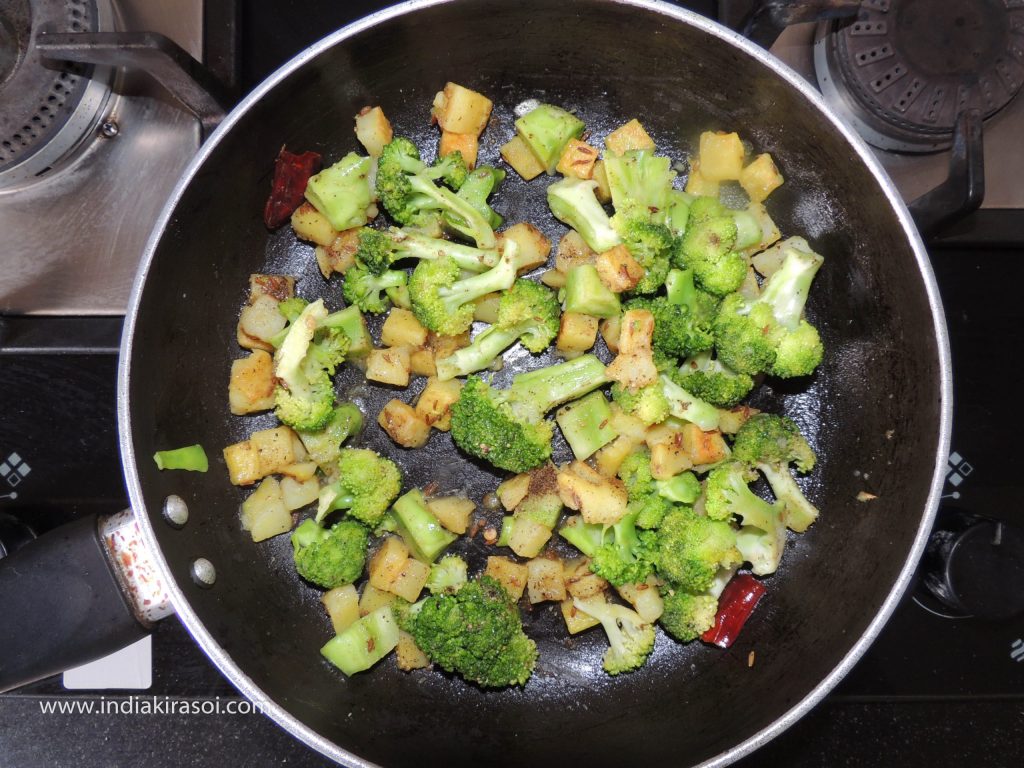 Mix the potatoes well in the broccoli, add half a teaspoon of black pepper powder to the broccoli.