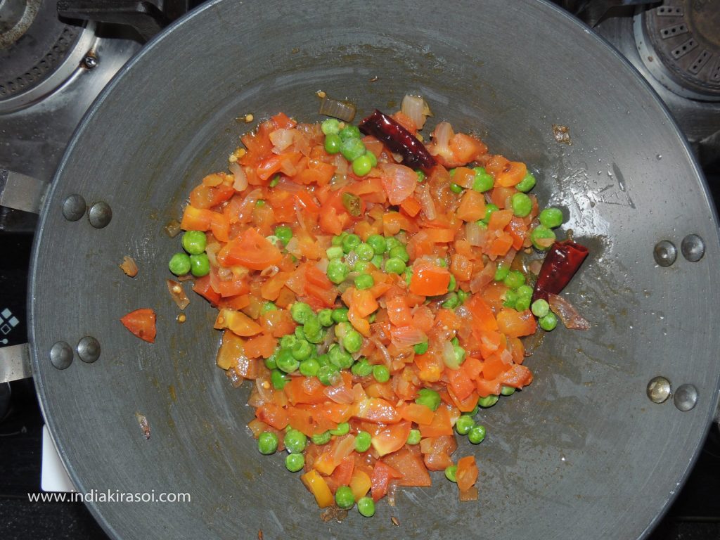 Then pour boiled peas in the pan.