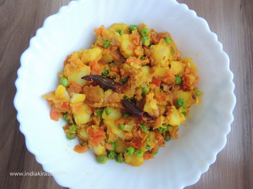 Sprinkle chopped coriander leaves on the boiled potato tomato pea dry recipe/ uble aloo matar tamatar ki sookhi sabji and serve.