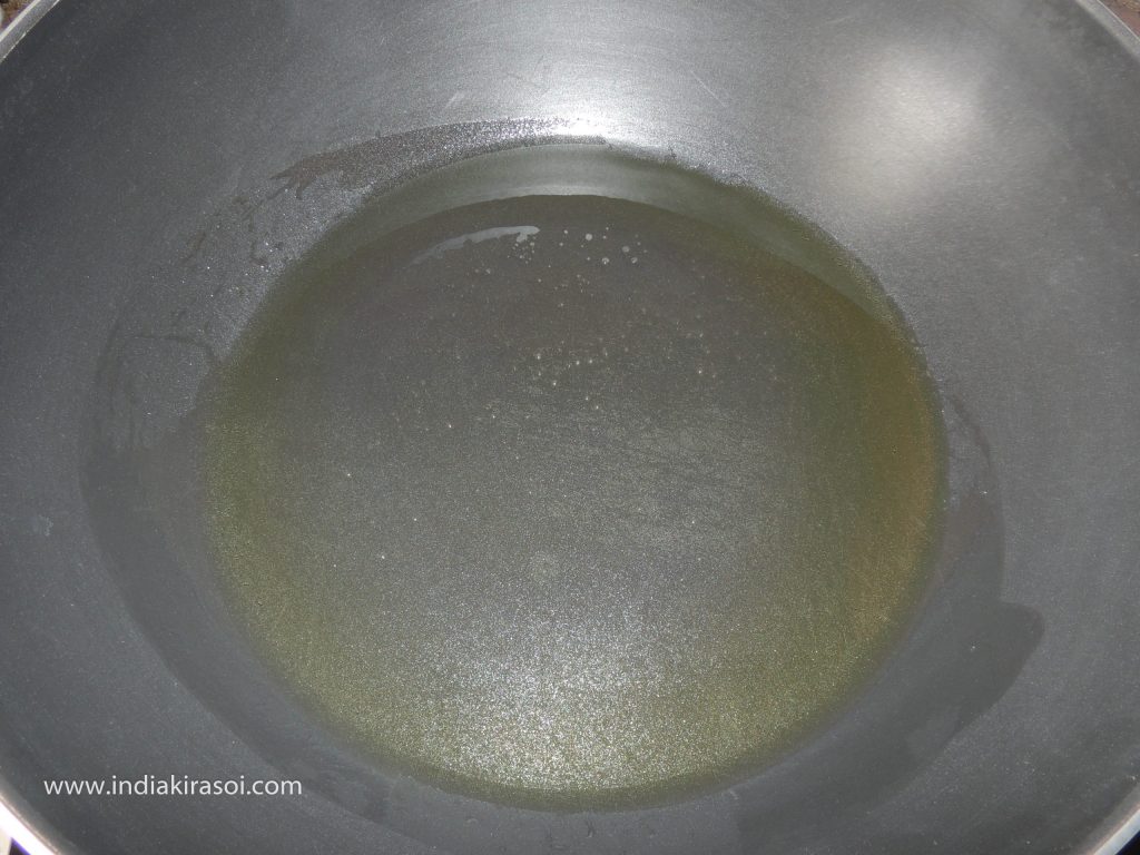 Add 2 teaspoons of oil to the kadhai/ fry pan.