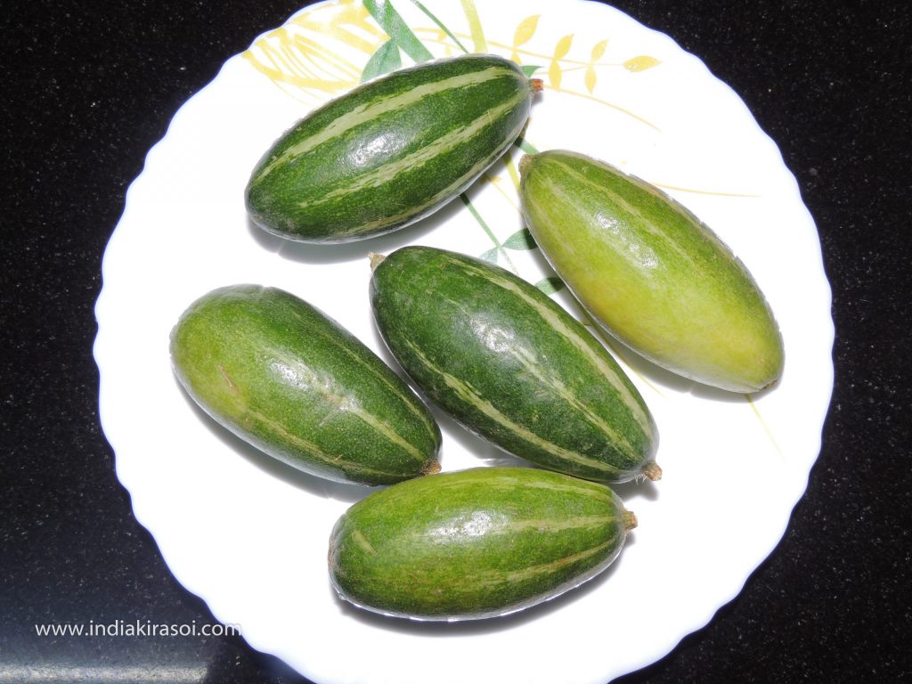 To make dry tomato pointed gourd/parwal potatoes recipe, take 250 grams of pointed gourd / parwal.