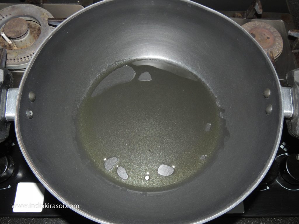 Put 1 teaspoon of oil in the kadhai/ frying pan, if you are using a nonstick pan or fry pan, then put 2 spoons of oil in the pan, keep the flame on medium.
