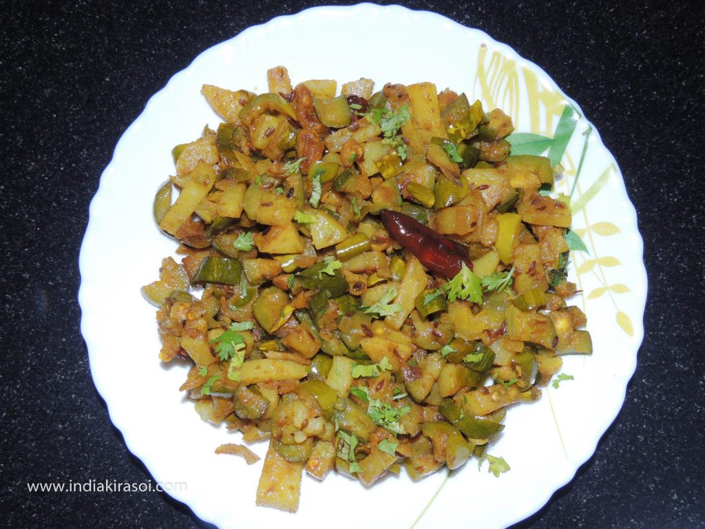 Dry Parval Potato recipe is very easy to make, along with it, Pointed gourd/ parwal is also very beneficial for our body. Follow the below-given method step by step to make a dry recipe of pointed gourd/ parwal potato...