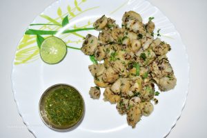 Serve the fried colocasia /ghuiyaan or arbi with curd or raita and chutney.