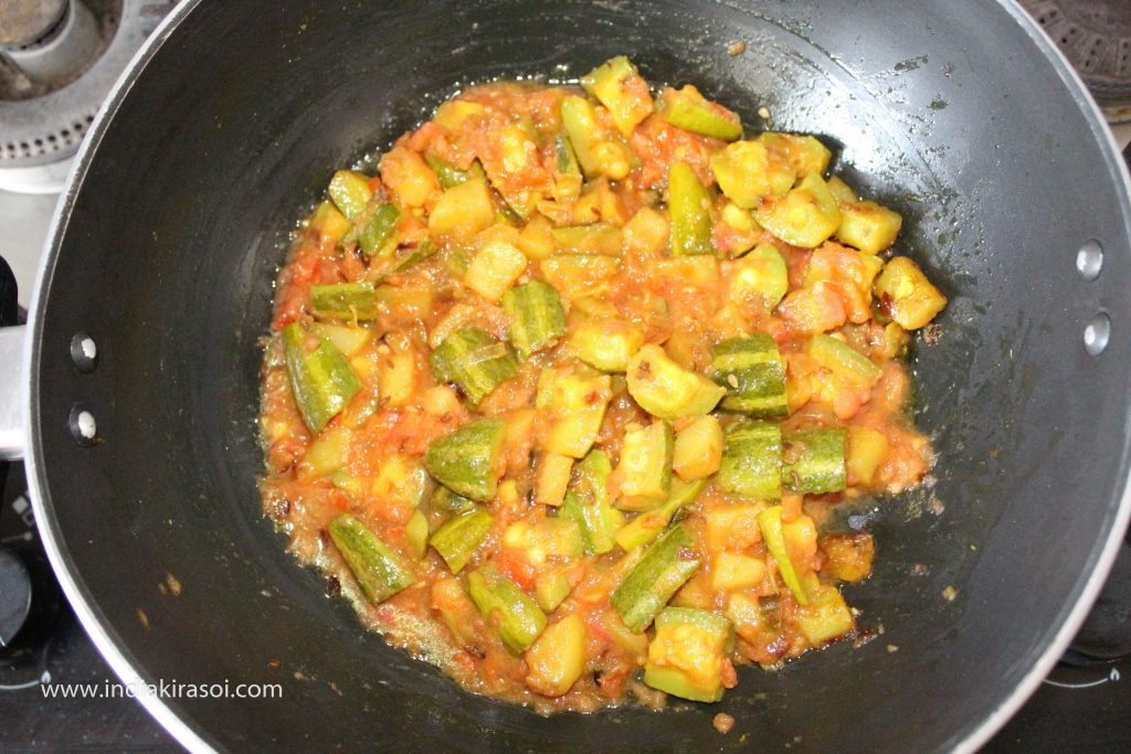 Mix the tomatoes well with the pointed gourd/parwal.