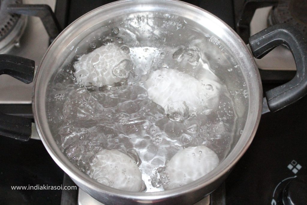 When the water starts boiling, let the eggs boil for 2 minutes.