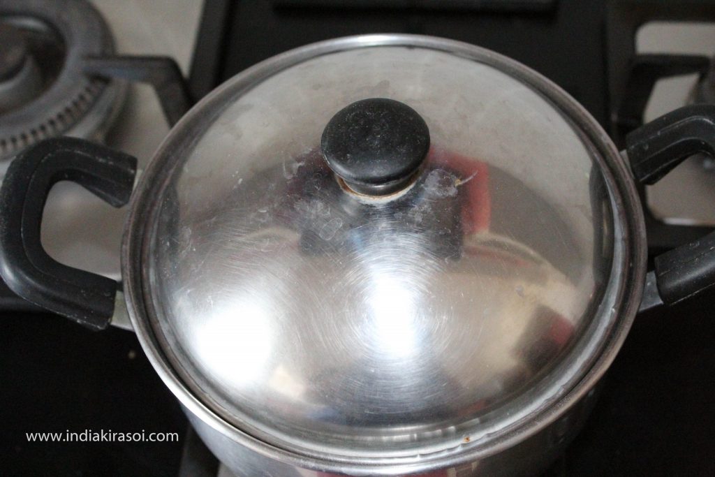 Turn off the gas after 2 minutes. And cover the pot with a lid.