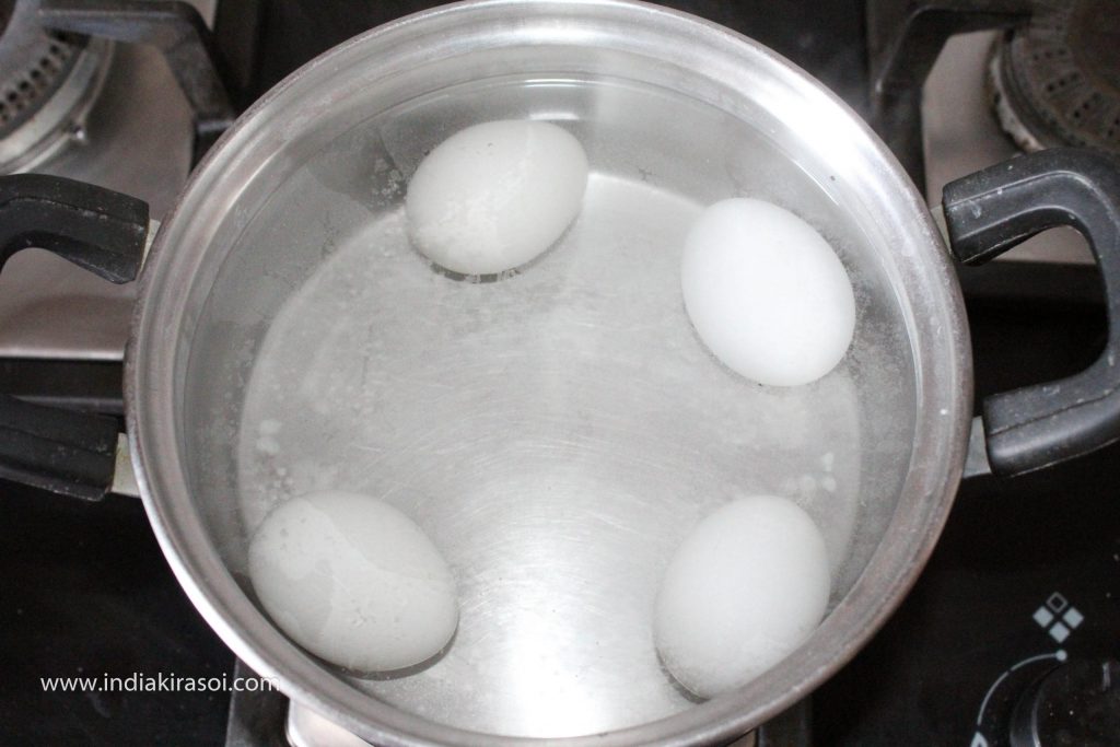 So that the egg cooks well from inside. After 10 minutes, open the lid of the pot.