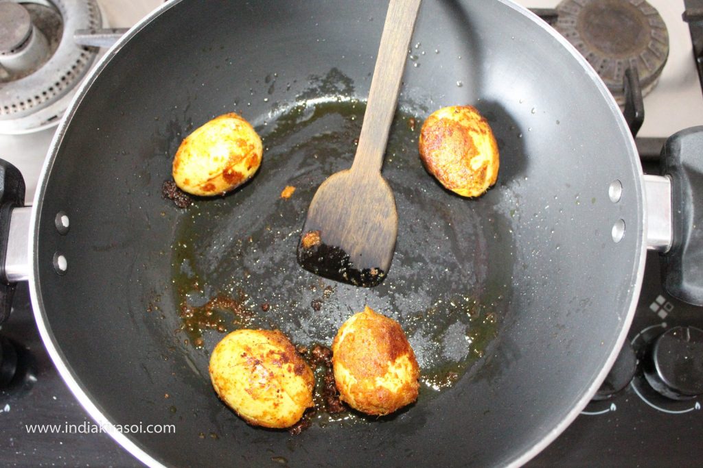 When the egg is cooked light brown from one side, then change the egg side. Fry the eggs for 2 to 3 minutes.