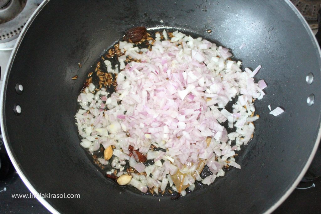 If you want, cut the bay leaves into two parts. Fry for 30 seconds after that add finely chopped onions.