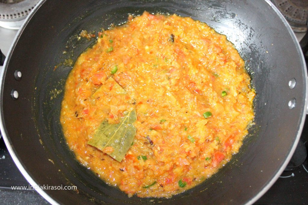 Mix the tomato paste well with the spices.