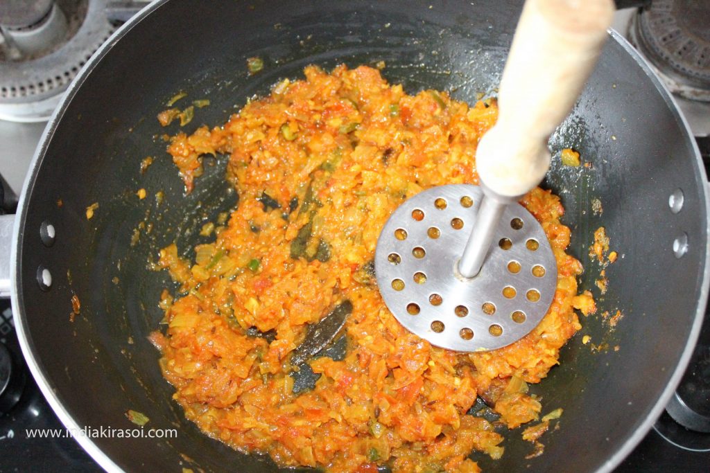 If the tomato looks thick, you can mash it with a masher.
