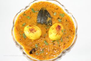 Egg curry can also be eaten with roti or rice.