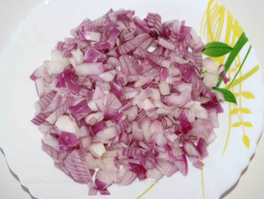 Take a large onion or about 100 grams of onion, finely chop the onion.