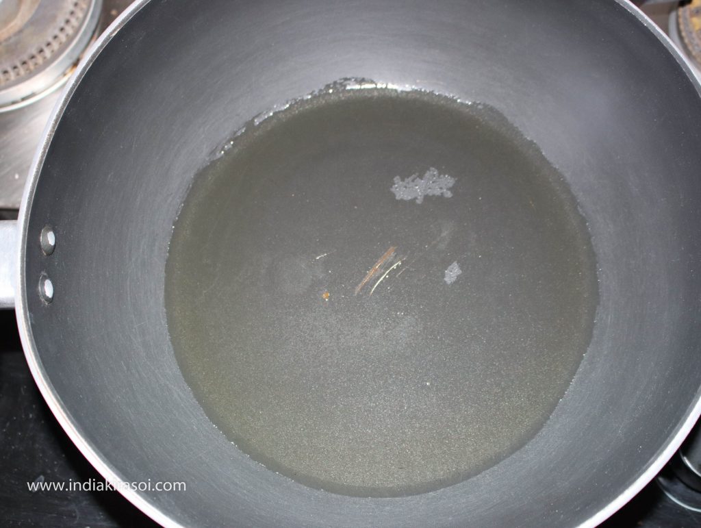  Put two to three teaspoons of oil in the kadhai/ fry pan.