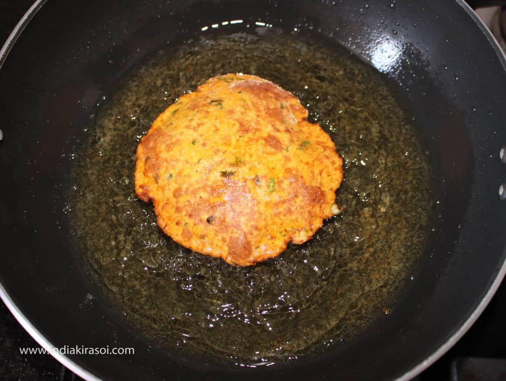 Fry both the sides of the poori till it turns light brown, take care to cook the corners of the poori properly. It often happens that the corners of the poori are not properly fried.