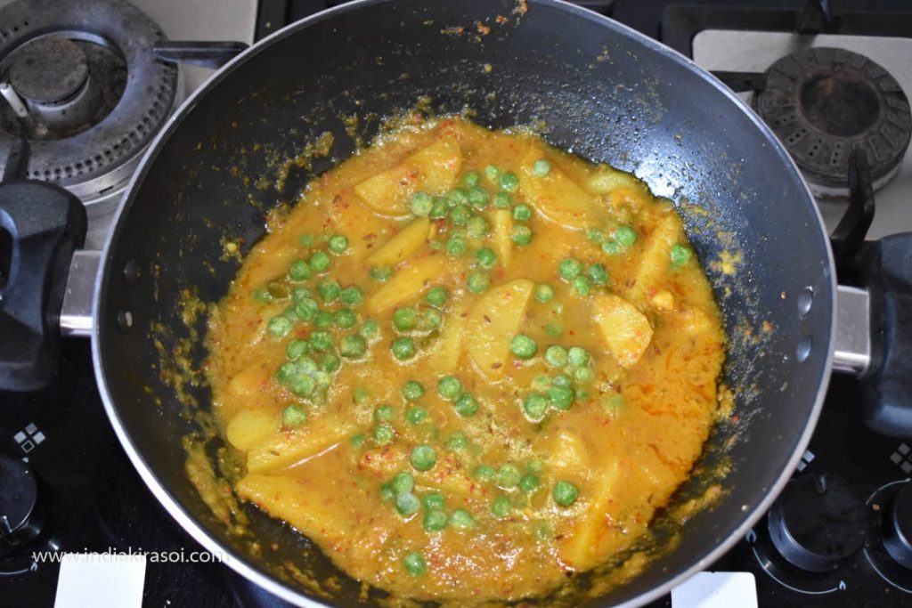 Add the green peas to the curry.