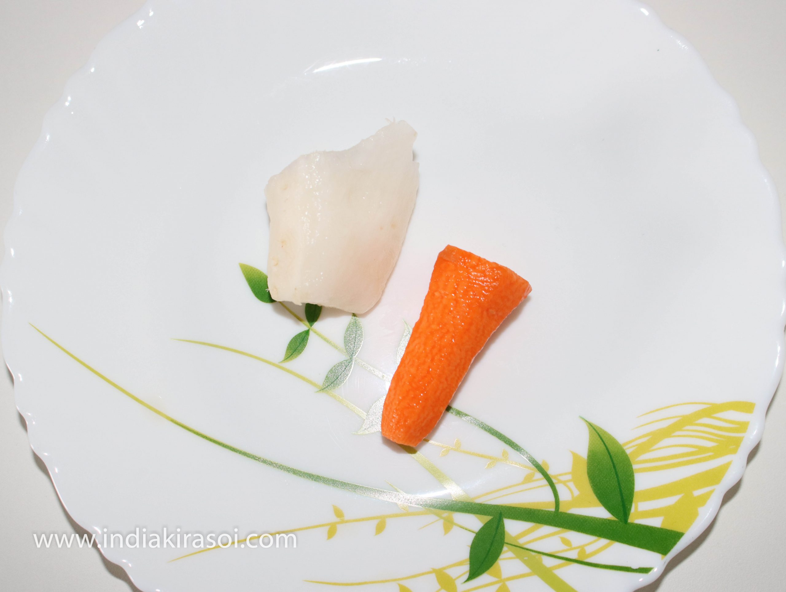 Take 50 grams of carrots, 50 grams of radish.