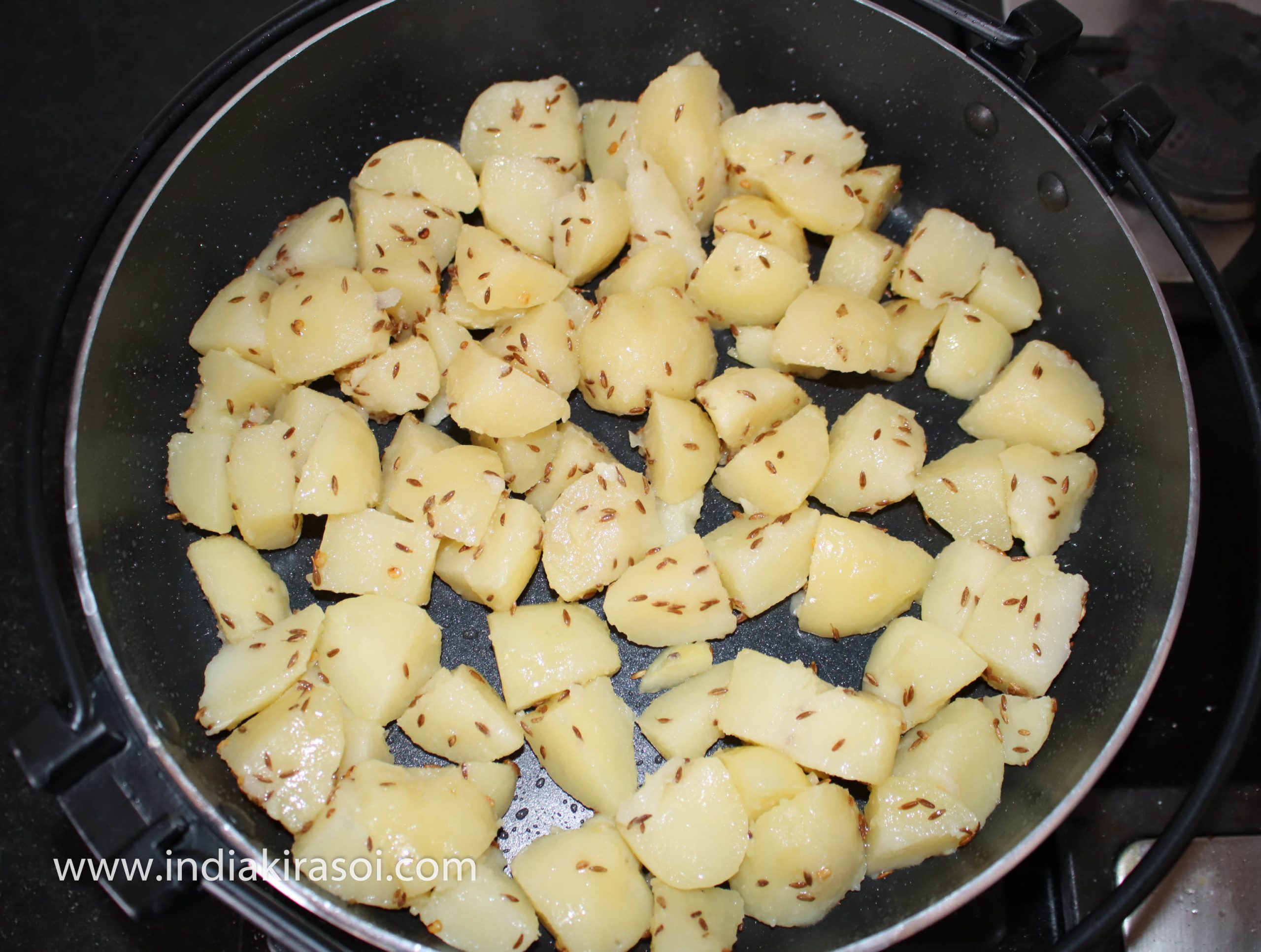 Stir potato with the help of spatula.